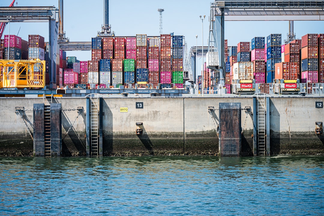 Trump Tariff Push Collides With Fed Dissent as Israel Truce Cracks